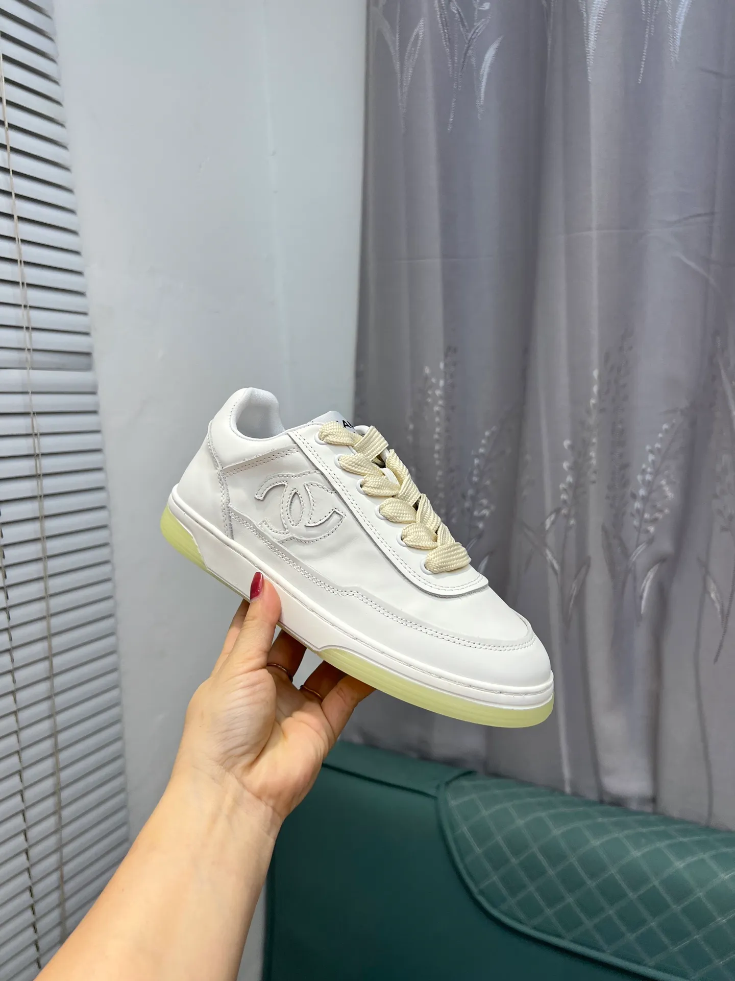 Men's men's shoes 💰620 Exclusive real shot (top version) CHANEL Chanel's new panda sneakers Panda shoes Chanel 2025ss color matching thick-soled casual sports shoes sneakers Counter synchronization The counter is very popular Very difficult to buy a shoe The most popular thick-soled panda shoes on the Internet It is obvious that Xiaoxiang control cannot miss it Simple and versatile white shoes that have both good looks and comfort Thick sole increases height, is super versatile and can be worn with eyes closed😍 Whoever wears it will look better. Upper: calfskin. Lining: imported sheepskin lining. Outsole: TPU original outsole. Size: 35-44 (41 for women, 40 for men, custom made).